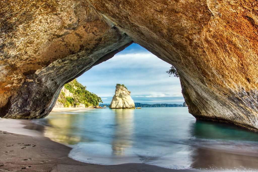 The rock arch at Cathedral Cove, Coromandel