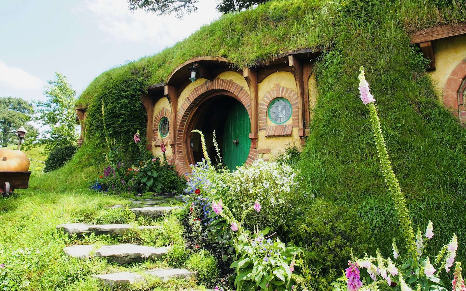 A hobbit hole at the Hobbiton movie set